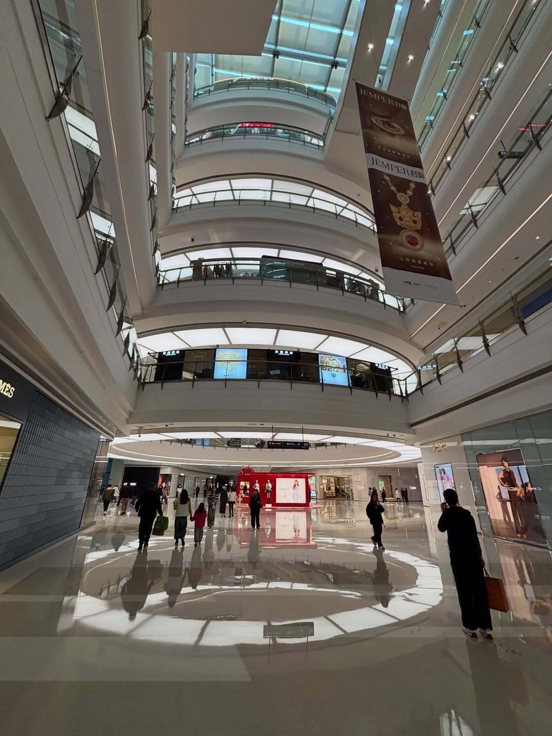 哈维更新ins分享在辽宁队时的照片文案：🏄♂️（一个冲浪的表情）辽宁男