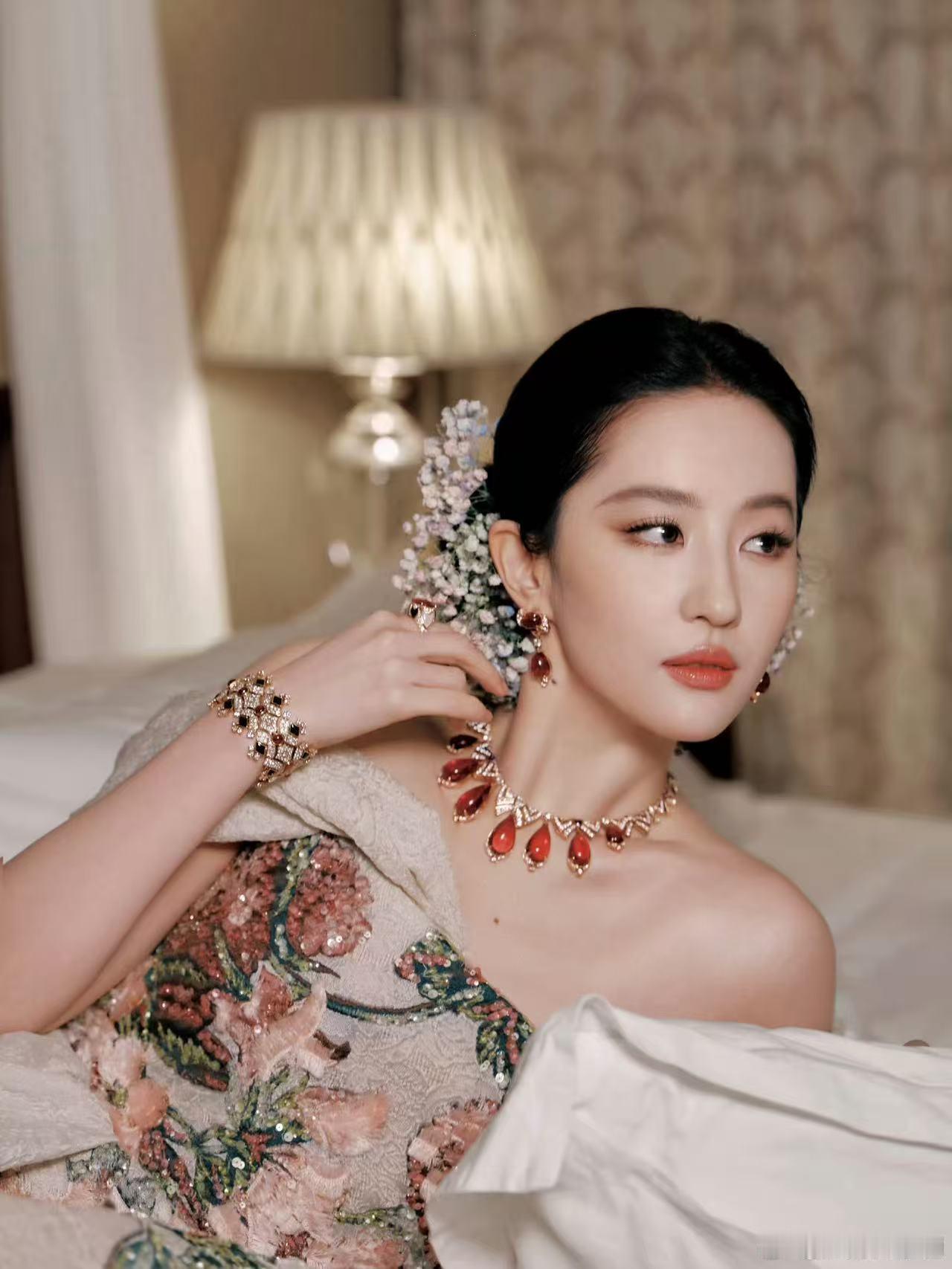 光毯上的刘亦菲女娲造人时肯定偏心了，刘亦菲在光毯上的样子，完全就是现实版的仙女