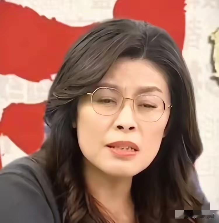 这个女人不简单。郑丽文刚成功当选，本以为她会收敛锋芒，过渡一阵子，没想到专访时