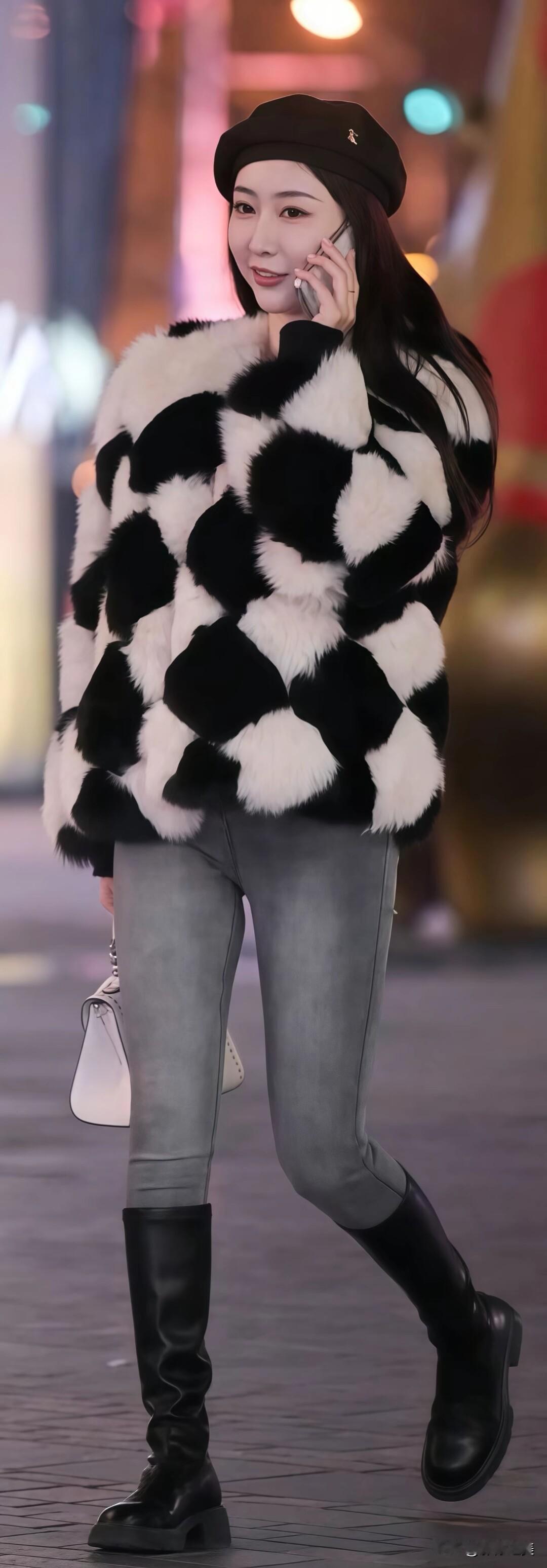 黑白棋盘格皮草太吸睛！软糯显贵又不挑人，搭配灰裤长靴利落显瘦，冬日街头氛围感直接