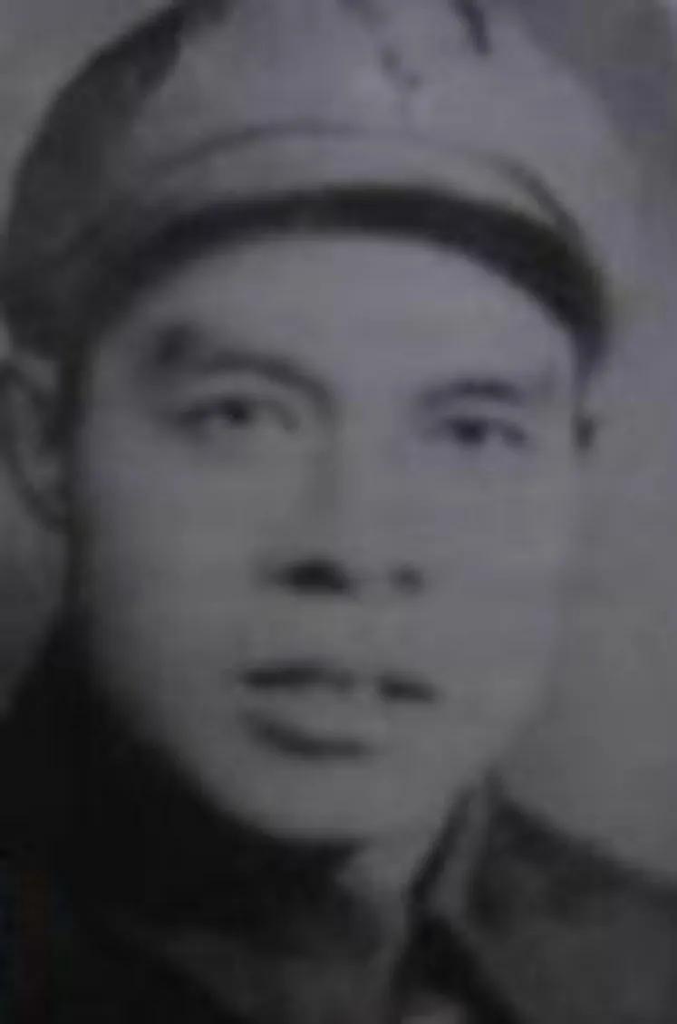 1934年，粟裕浑身是血从包围圈中杀出，回头一看，那个天天给他穿小鞋的政委还困在