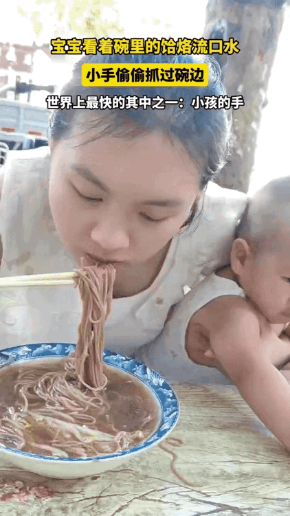 为什么就不能给宝宝吃一口面条呢？抱着孩子的宝妈正在专心的吃面，谁知道她怀里的宝宝