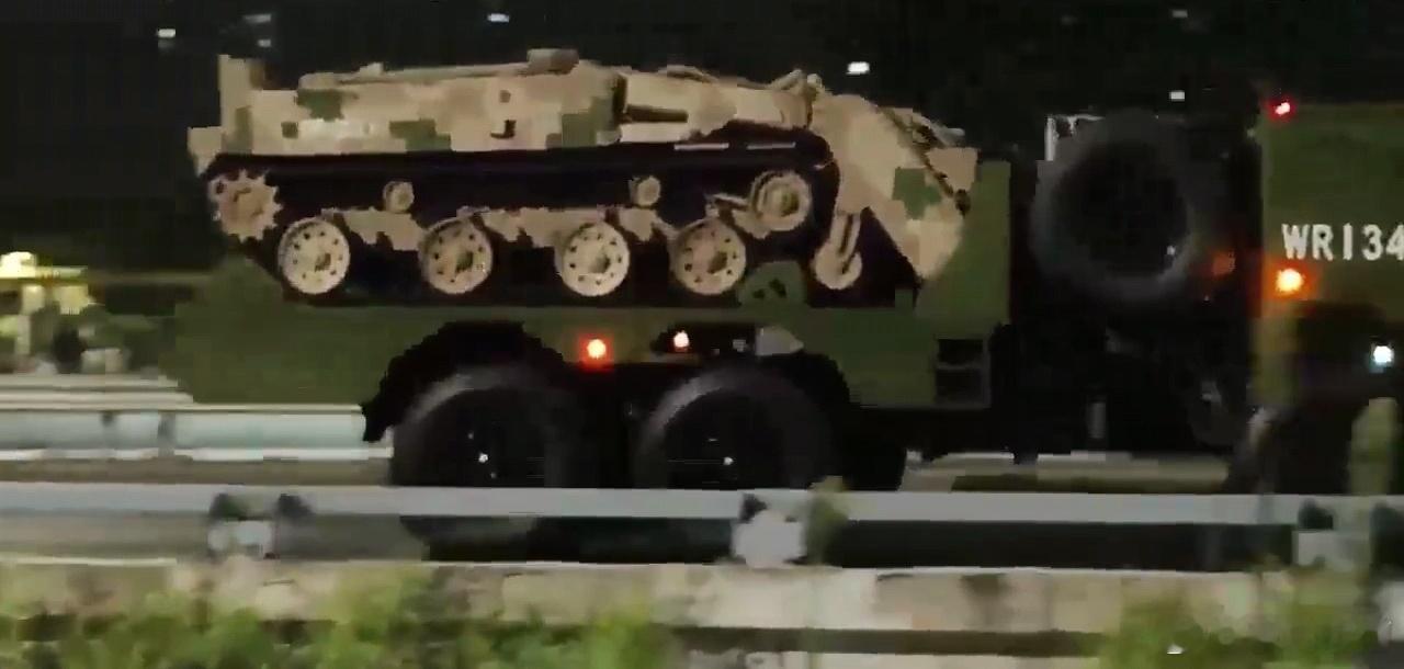 九三阅兵解读关注我九三看更多这么猛的无人作战车，也就只有中国能见到了在阅兵无人方
