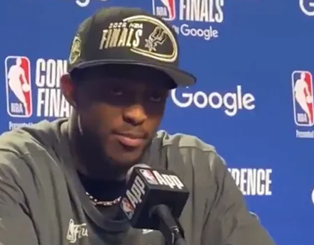 NBA季后赛后马刺球员达龙-福克斯接受媒体采访，谈及文班亚马赛后落泪，福克斯表示