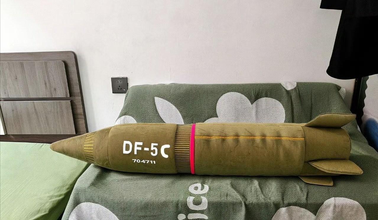 不愧是义乌！93阅兵才过去几天，相关产品就上市了，这要是整来一个，晚上抱着睡觉