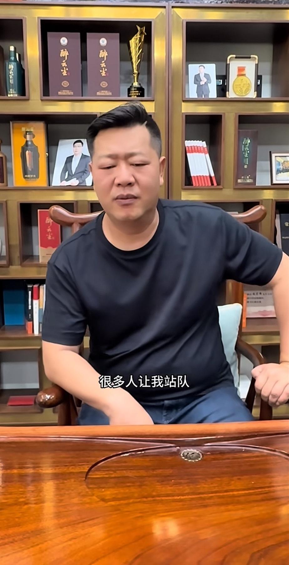 张大炮今天左右为难，因为他的两个好兄弟掐架了，很多网友还催着他站队，哪边他都不忍