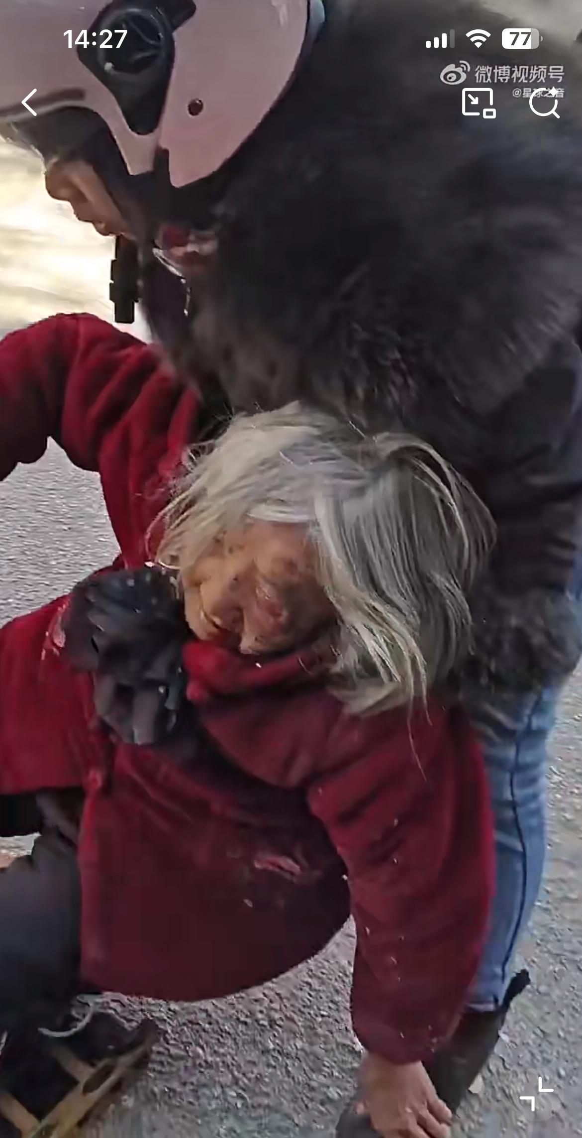 江西都昌70多岁老太马路摔倒，车来车往无人敢扶，最后一个骑电瓶车的女子路过，请人