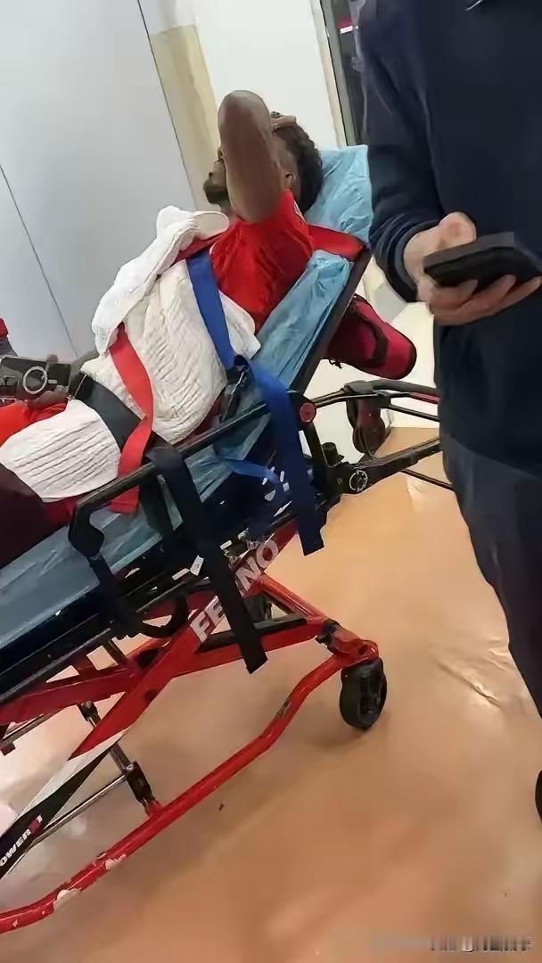 输球又折兵，加布里埃尔受重伤，真让人惋惜。上海德比有预料之中的火药味，但看慢