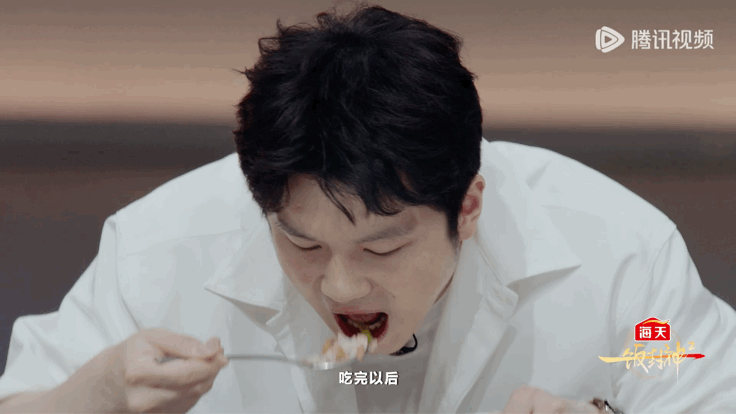 樊振东厨综首秀一饭封神💛很少露面综艺的樊振东选择美食节目，抛开竞技压力，展现生