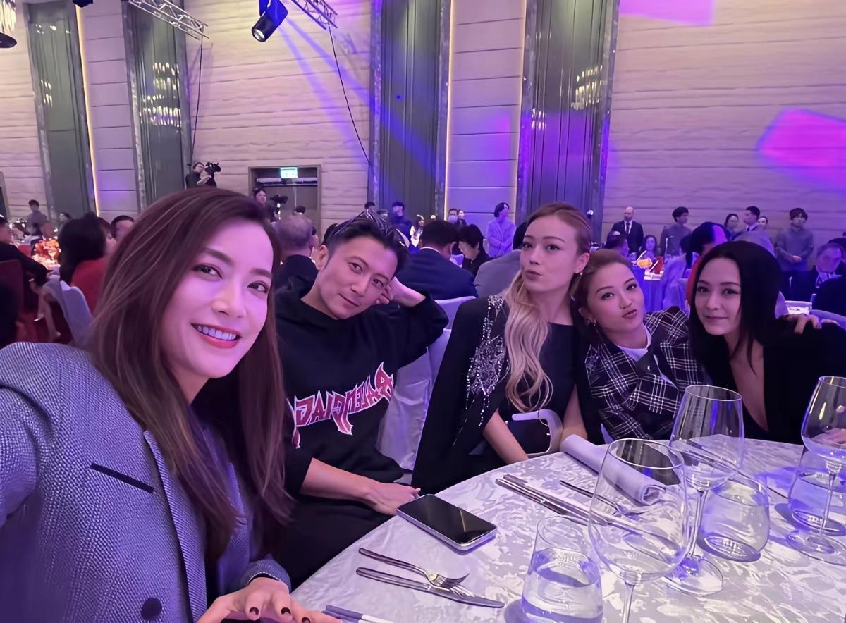 英皇没崩，艺人没跑。谢霆锋一句“永远的家人”，比财报还硬气。钟欣潼出事那年，公司