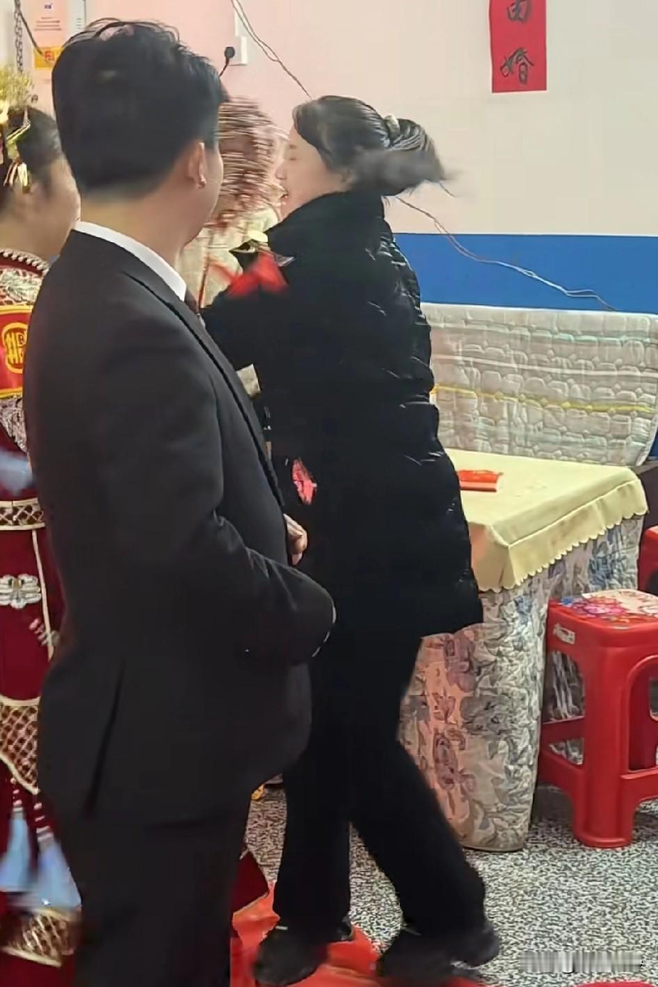 这新娘一看不好搞哟，这样的娶进门，有好日子过了，感觉从此以后这个家不得安宁结婚