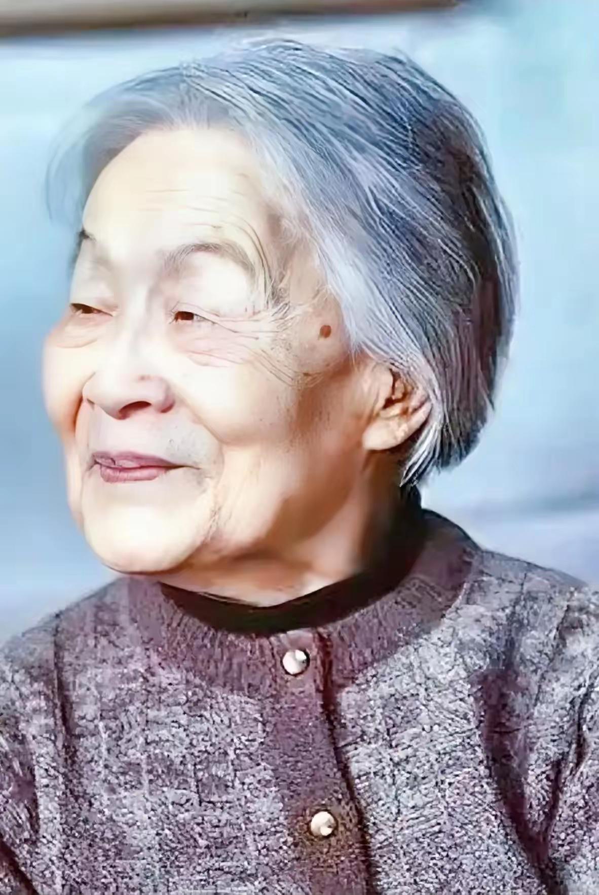 杨绛先生曾言：“人生之苦，苦于执着，人生之难，难在放下。你在意什么，什么就会折