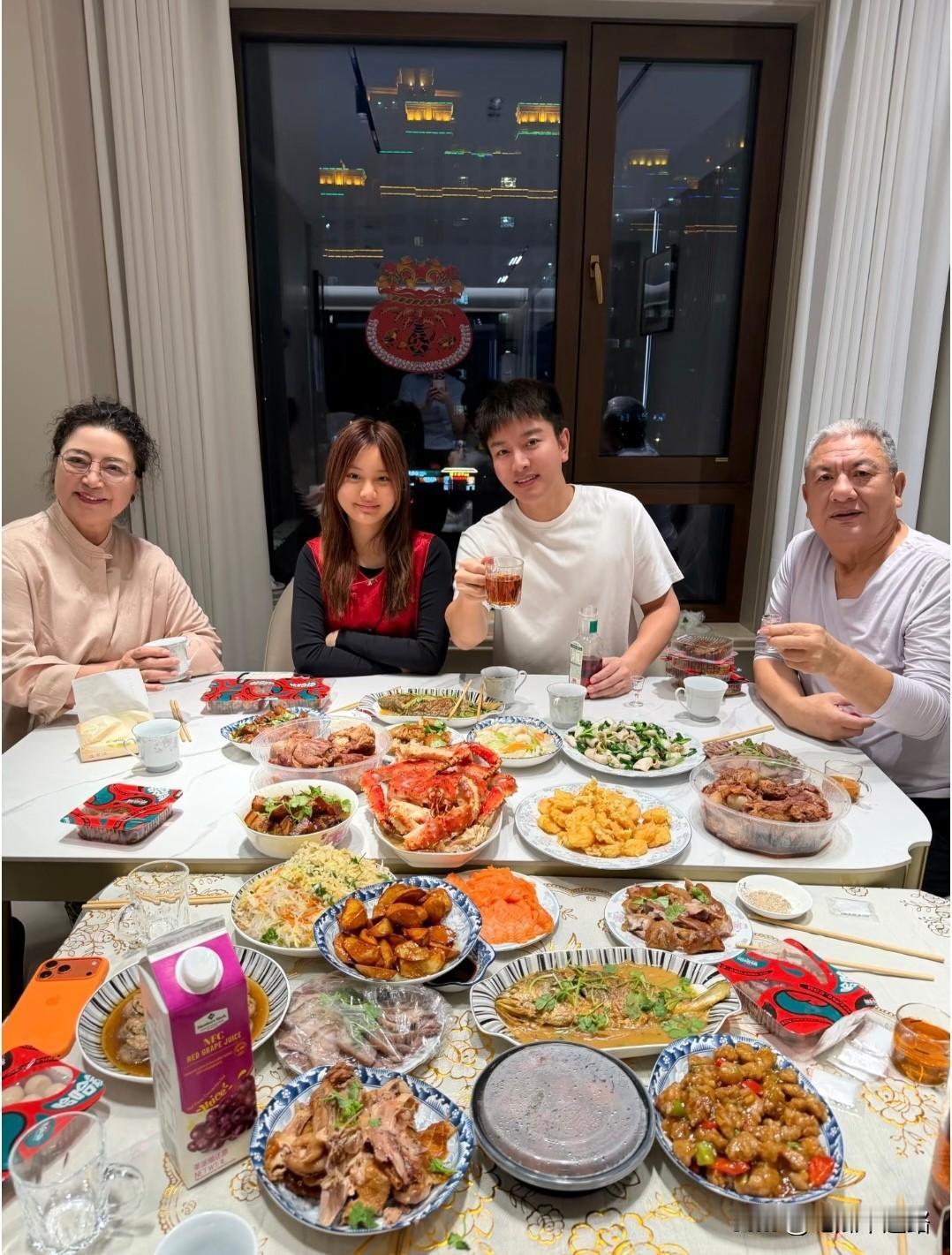 贾乃亮家的年夜饭太有排面了，满满一大桌子菜都摆不下，妥妥的东北硬菜，看着就香