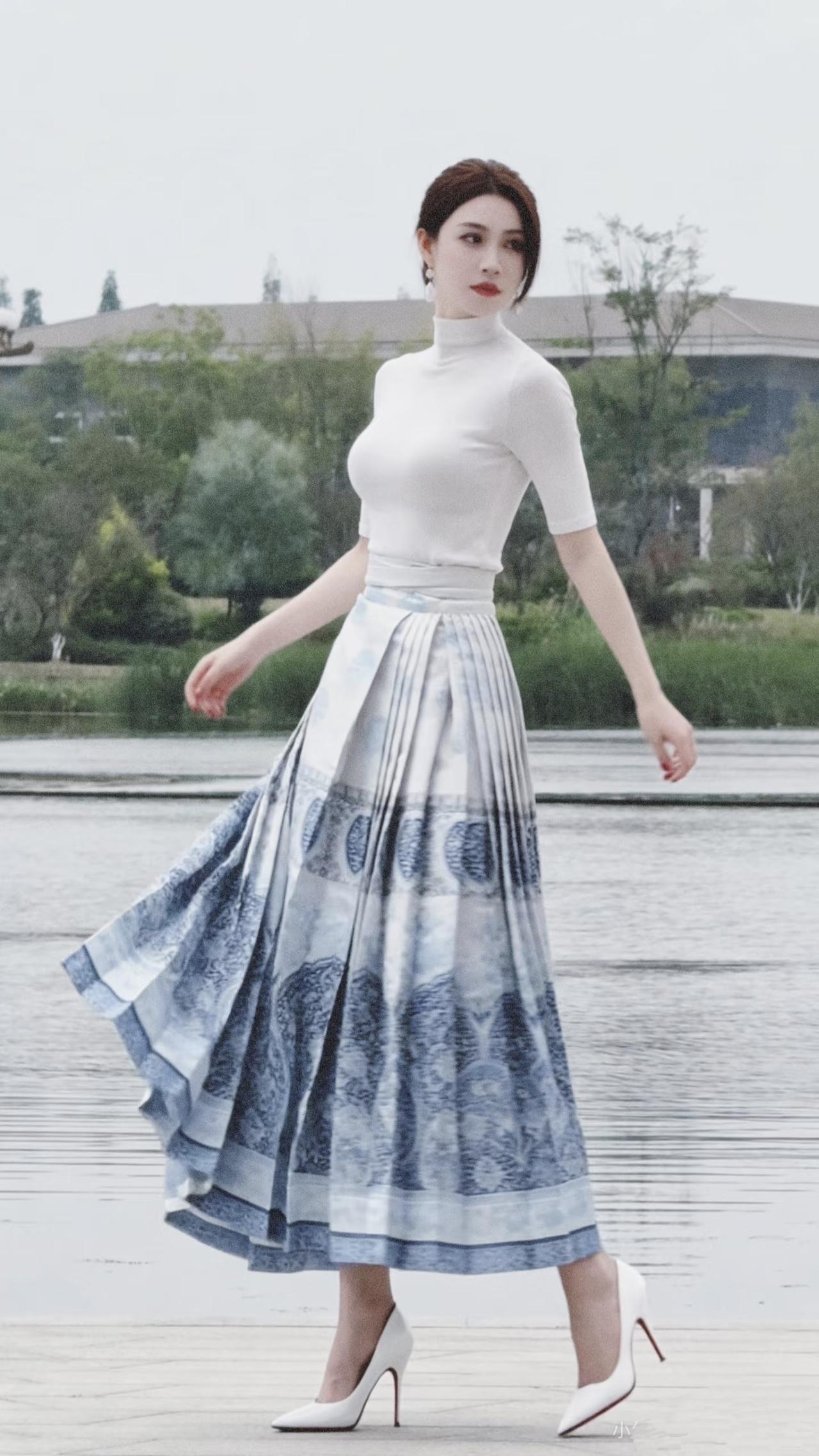 美图欣赏，看图写诗，情感解读《湖畔青花》七言绝句：青裙漫卷水云间，素