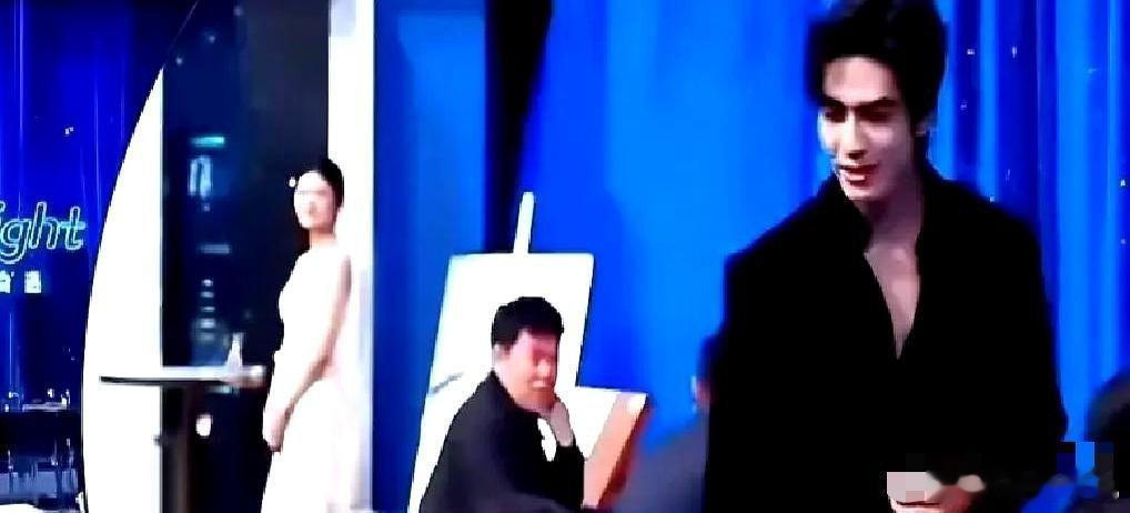 微博之夜后台，让人看到了什么叫“人设翻车”。宋威龙那张脸，平时看着像块冰，结果一