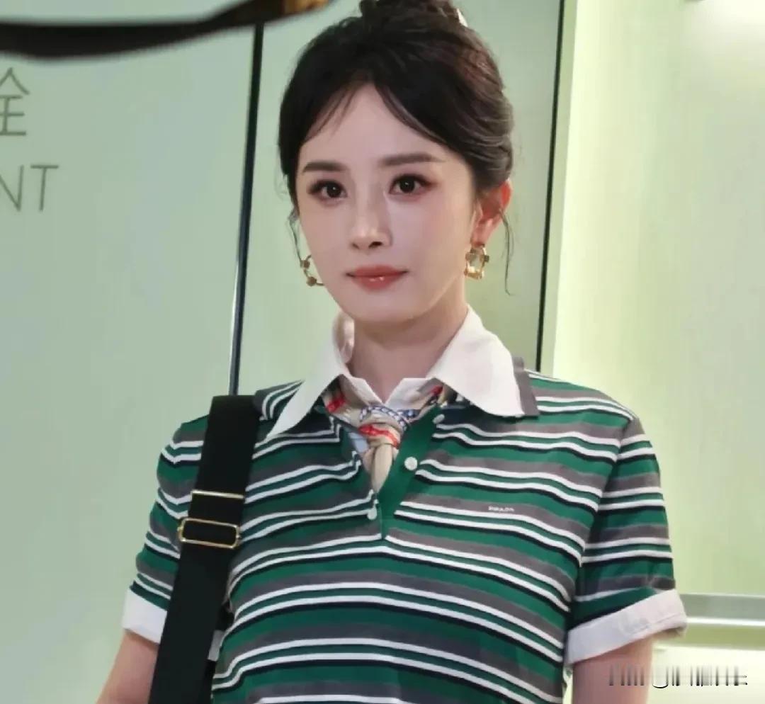 杨幂，最新露面！6月9日，杨幂又毫无征兆地冲上了热搜。起因不是新剧官宣，也