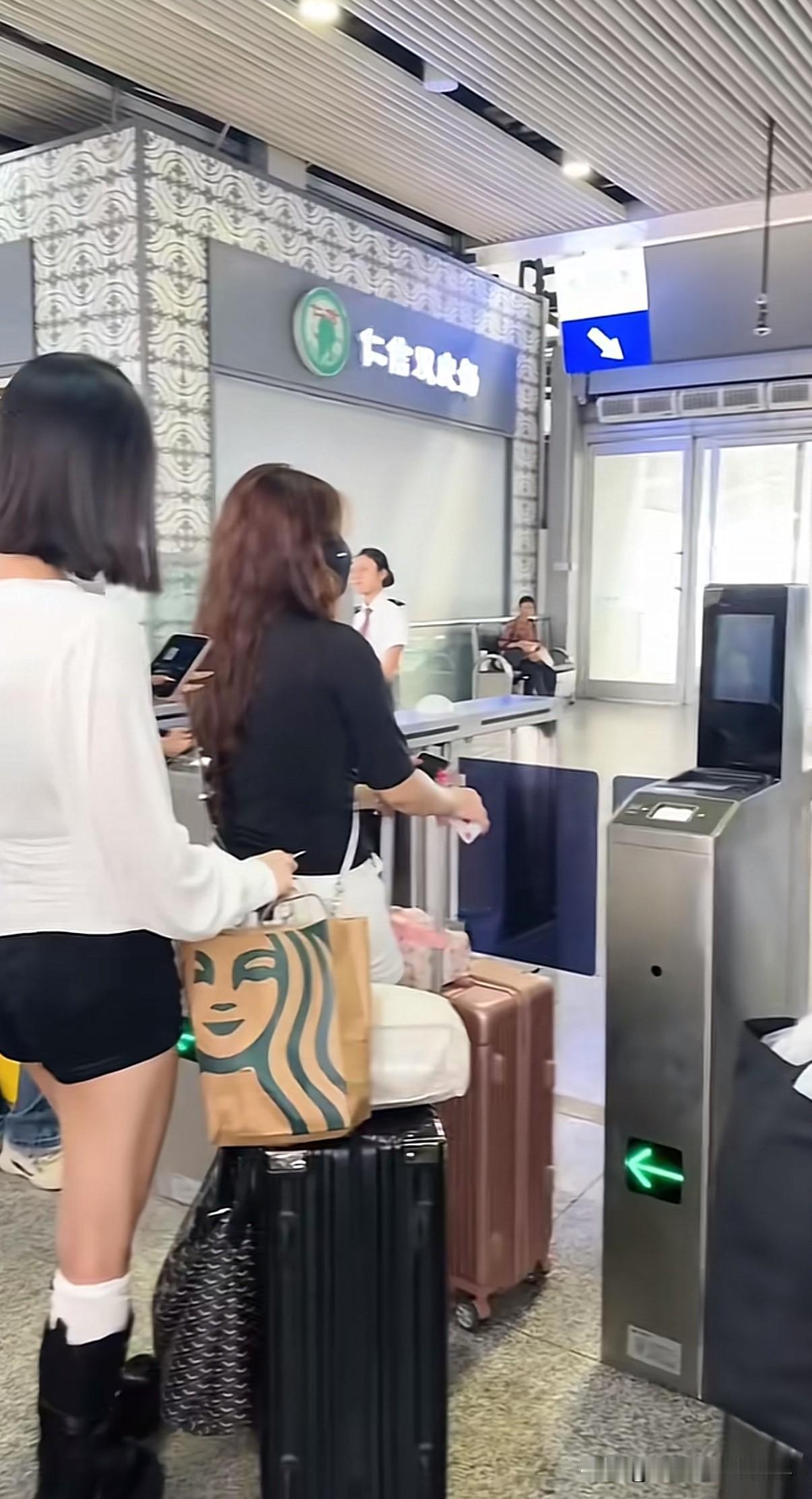 “像极了妈妈第一次送孩子去幼儿园的样子！”，广东一位女子送妈妈去高铁站，由于妈妈