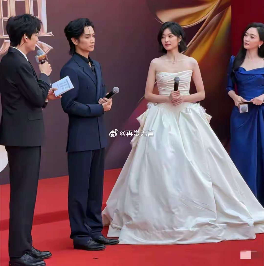 演员真的不能太瘦了，旁边的孙千脸胖胖的，就跟自然