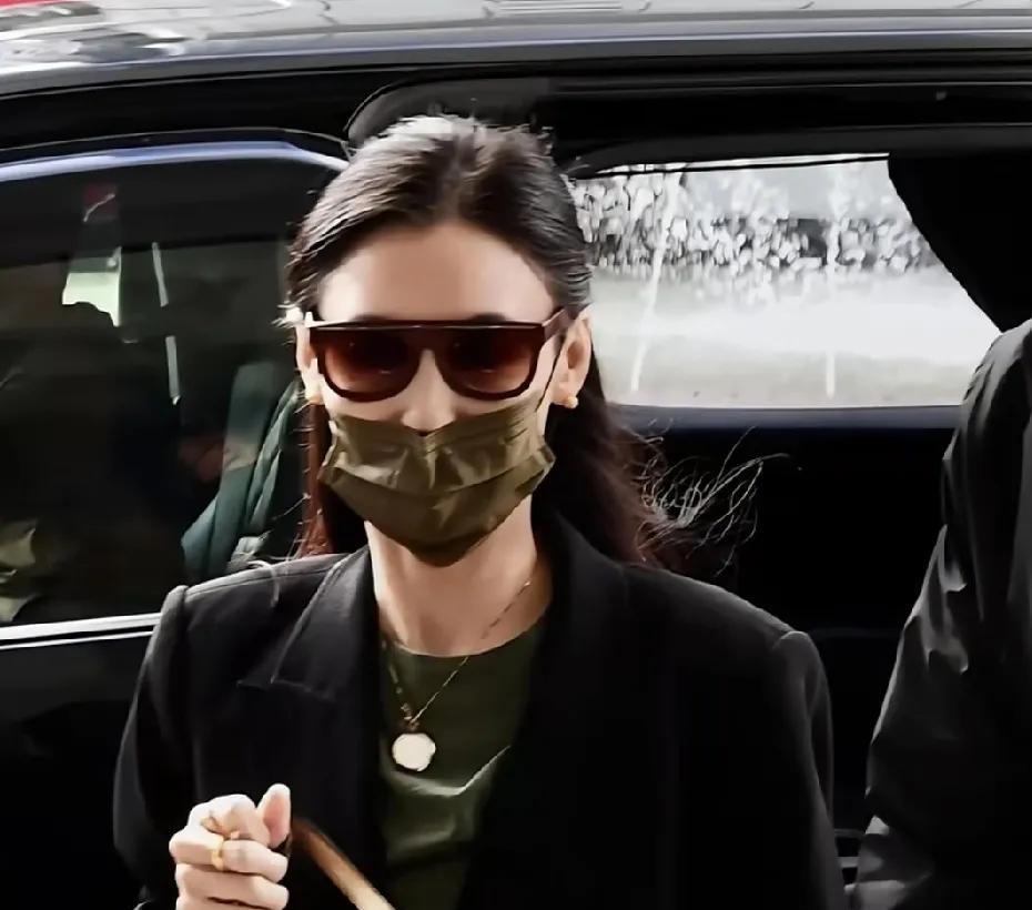 天后被告，不是因为婚变，而是因为合同。香港高等法院的卷宗写得很清楚：2014年