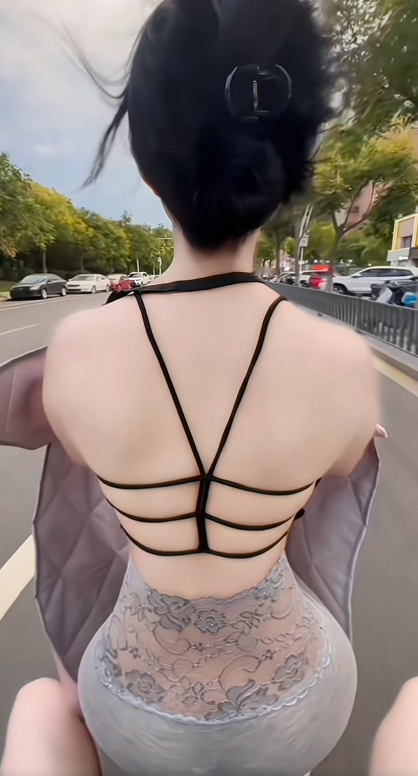 坐在小姨子电动车后面，一动不敢动！原因……你懂的。[捂脸哭][捂脸哭]