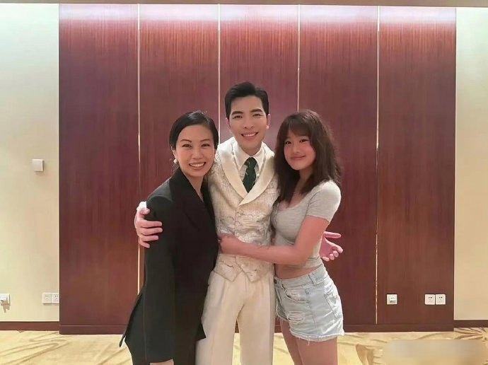 贾静雯大女儿晒与萧敬腾合照，像极了一家三口！萧敬腾绅士手亮了！