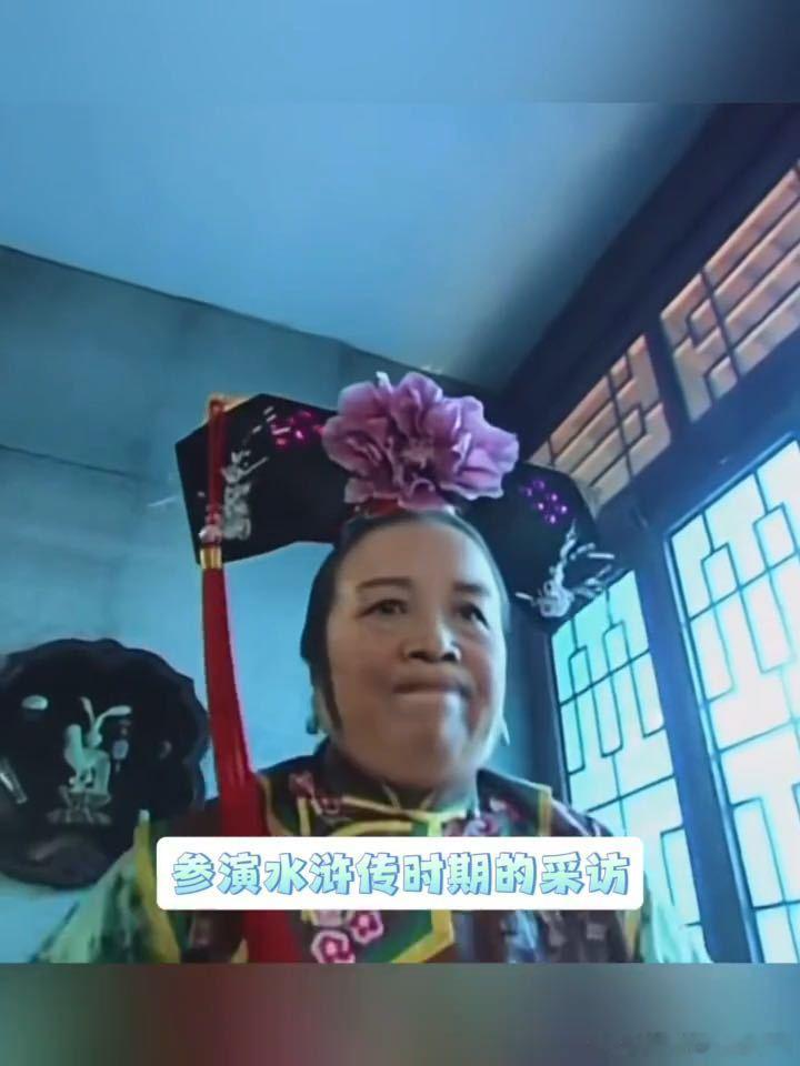 李明启被捆着接受采访老戏骨拍戏全程贴合角色造型、无暇顾及采访体验，这种敬业的拍
