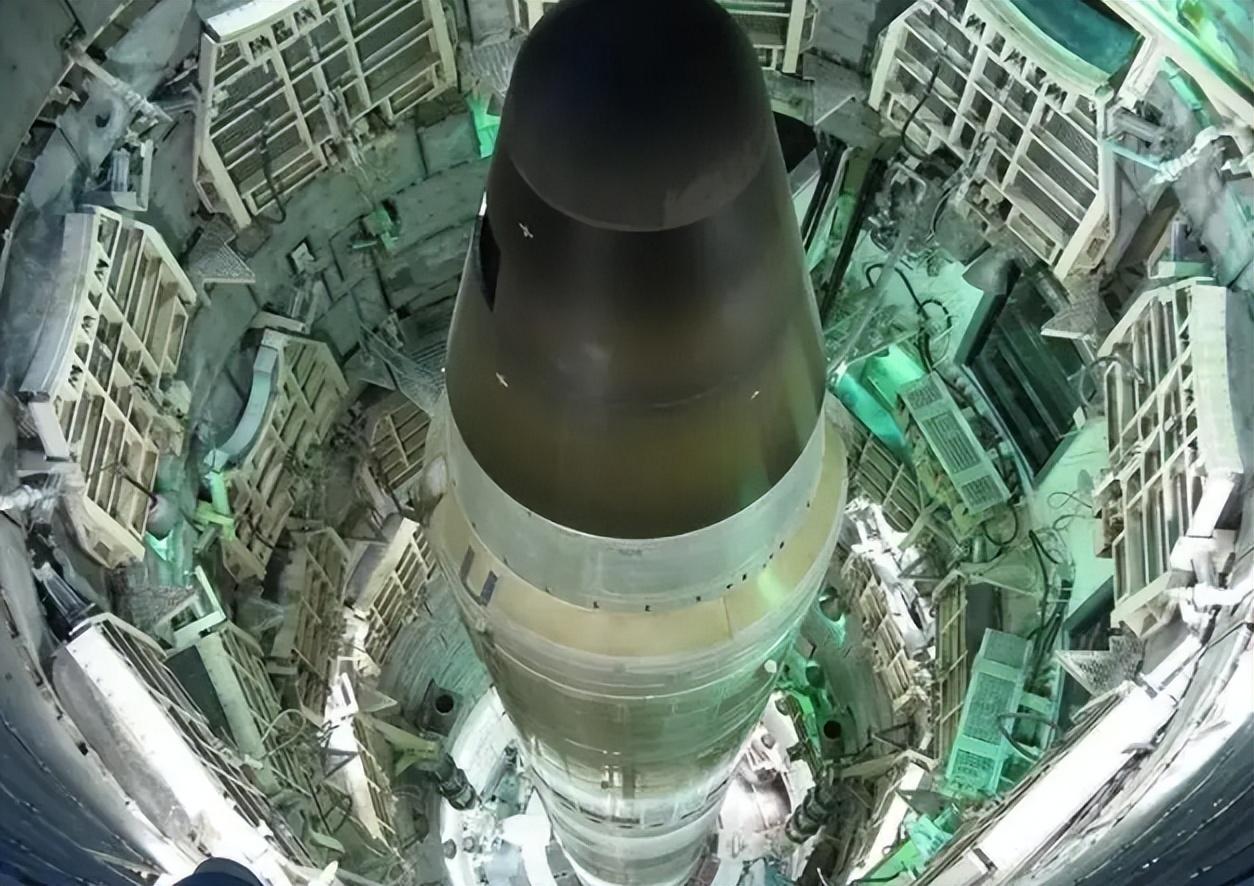 很多人一看发射井就觉得“这不就是固定靶子吗”，卫星一照位置全暴露，真打起来不是等