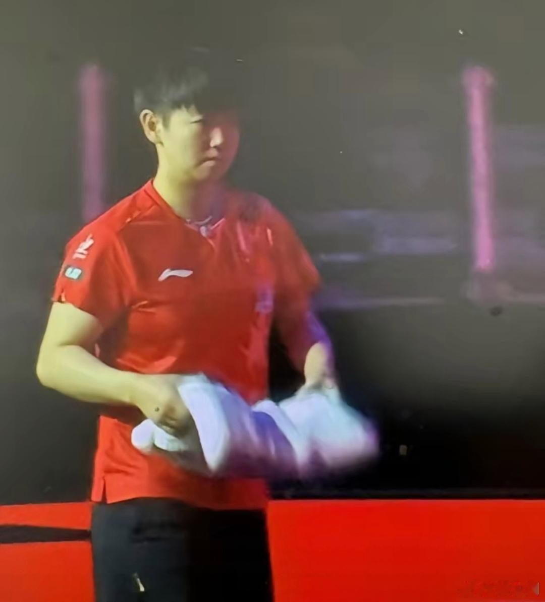 杜凯琹曾这样评价孙颖莎：和莎莎交手，如同直面一台X光扫描仪。仅仅一个对视，她便能