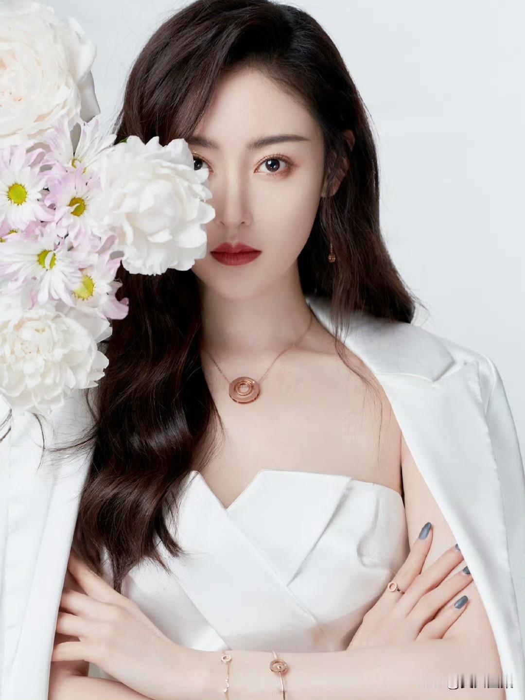 张天爱的白裙穿搭真的堪称经典！就说她那次红毯造型，一袭白色抹胸长裙，简直美到犯规