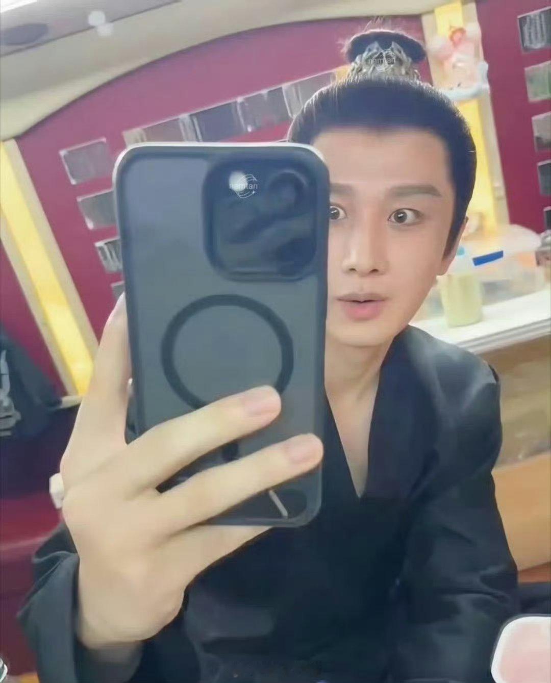 今日份成毅最新的自拍营业照来了，真的是模板化了，都是一脸震惊、瞪大双眼的表情啊，