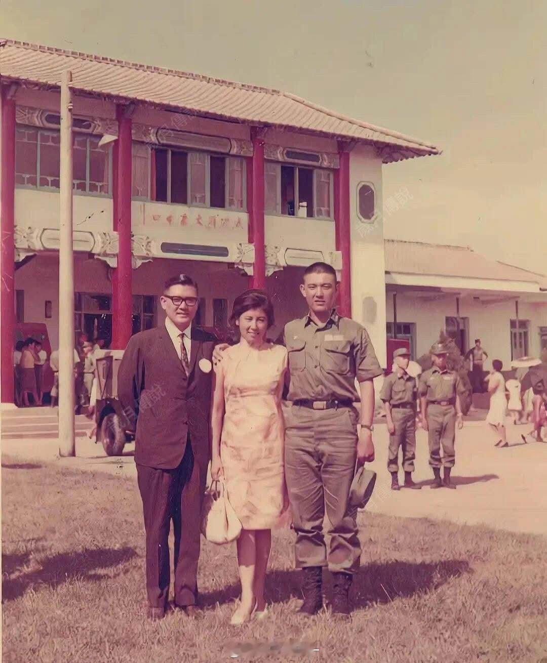 马英九18岁时身著军装与父母合影1968年，18岁的马英九服役期间和父亲马鹤凌、