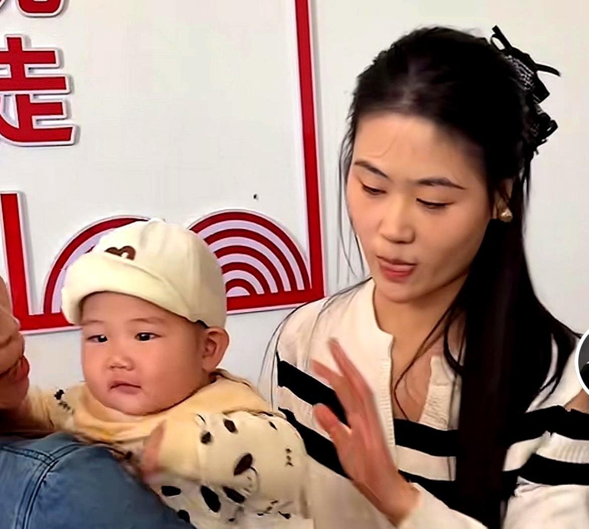 大衣哥的两个儿媳，走上两条彻底相反的路。一个拼命想红却凉了，一个不想红反而被全