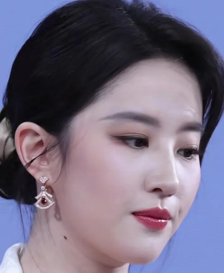 三个人对比之下，谁才是最美的一个呢？我觉得图一的美女颜值巅峰期已过，现在脸部有点