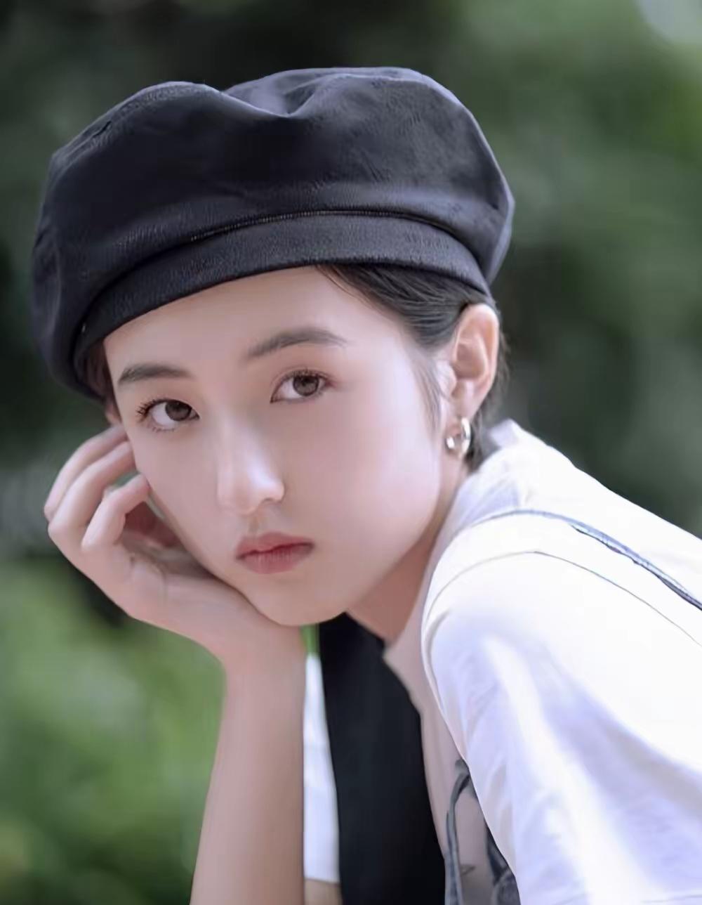 张子枫是真的着急了都已经半年没进组了，6月以为稳了结果被鸽了，不得已她去找陈