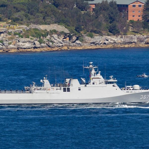 从印度演习回来的伊朗主力战舰被美国潜艇击沉，伊朗这样打怎么打得下去？当地时间