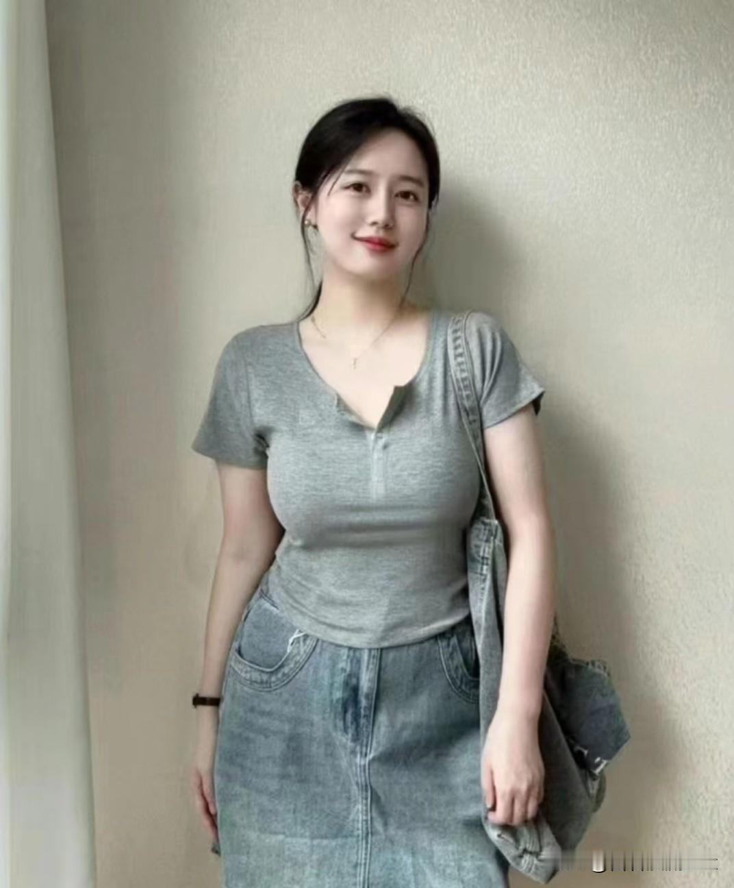 六言·闲妆浅衫素裙清颜，闲光漫落窗前。浅笑含风不语，一身自在清欢。