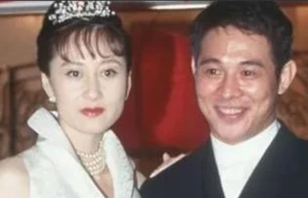 在一档节目上，有一位女青年站起来，追问嘉宾李连杰：为何抛弃前妻黄秋燕娶利智，说年