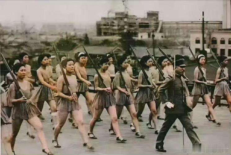 1942年，东京。即将奔赴中国，服务侵华战争的女高中生，正在操练队伍。