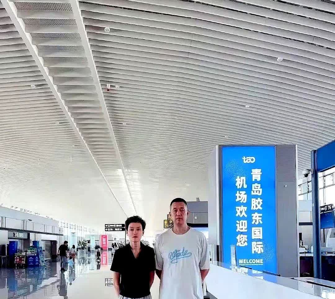 这是杨瀚森的父母。好年轻啊。再看看杨瀚森父亲这身板，骨架宽大肌肉