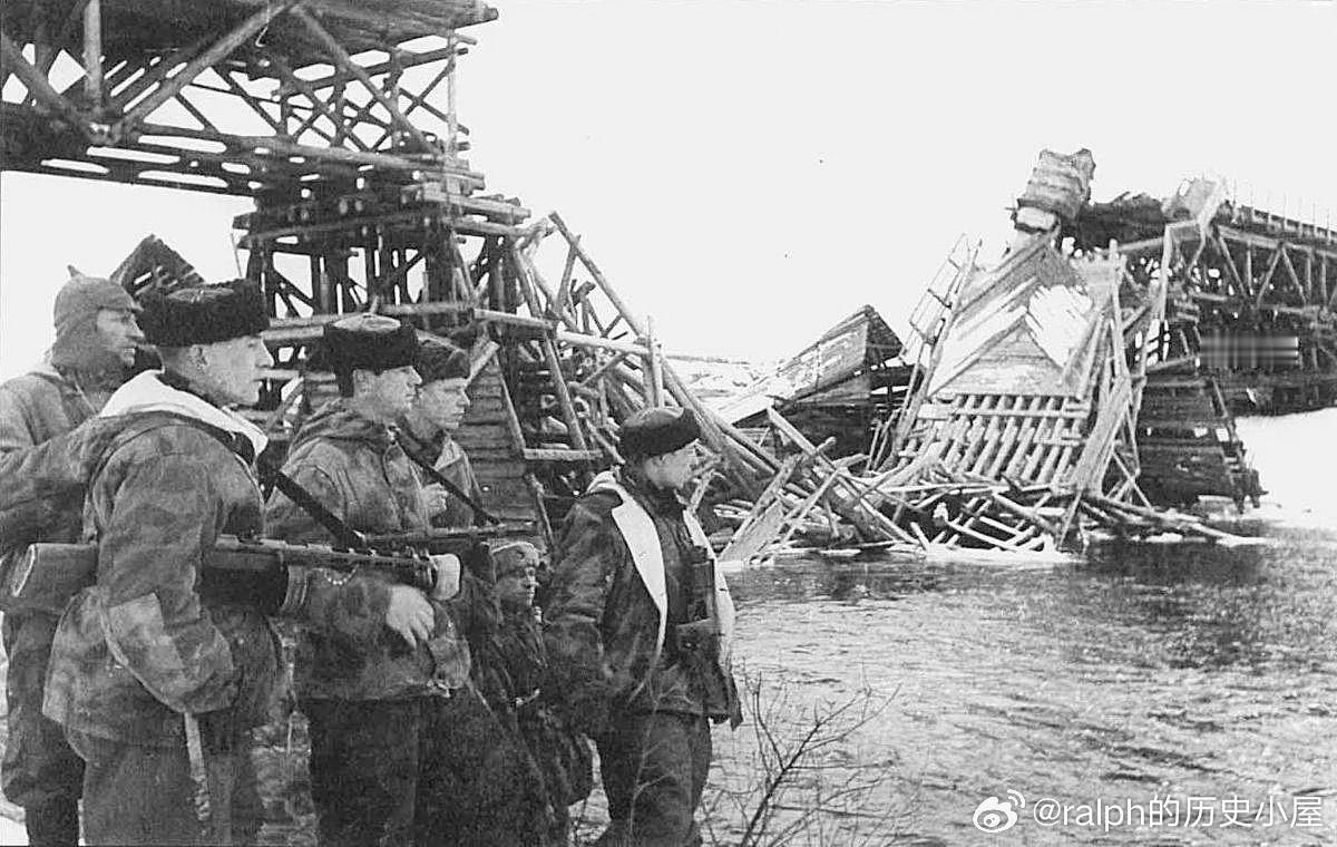 1944年1月苏联乌克兰赫鲁晓夫游击支队一群身着缴获的德国冬季迷彩外套的队员看着