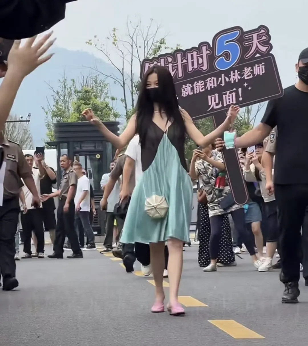 虞书欣这衣服还不如穿个睡衣。。。​​​