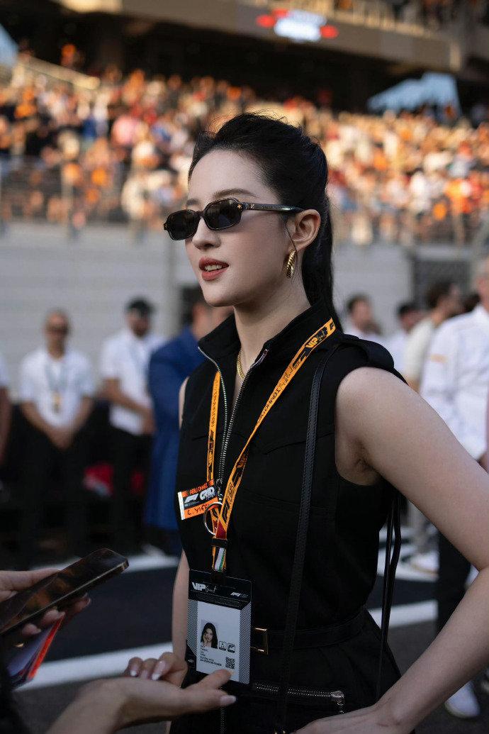 才看到居然戴了耳环，第一眼看到就是美貌，完全没注意到耳环，又美又飒！刘亦菲瘦了