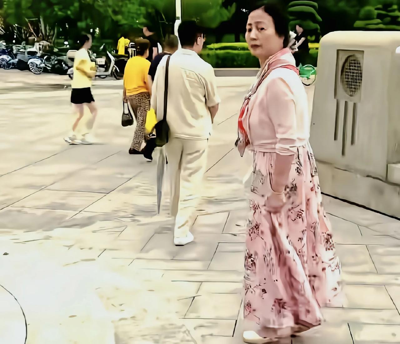 有其女必有其母，网友天津偶遇刘亦菲妈妈，67岁年纪身形仪态好天津街头，有网友偶