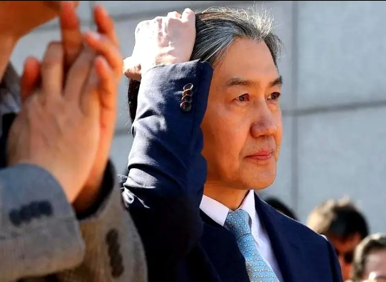 曹国在监狱写信给李在明，祝贺他当上韩国第21届总统。这家伙被尹锡悦“送”进监