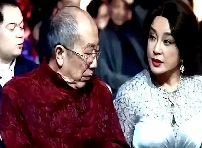 75岁刘晓庆被曝丰胸网上疯传一段对话，说雷老先生当面戳破刘晓庆造假，还点名