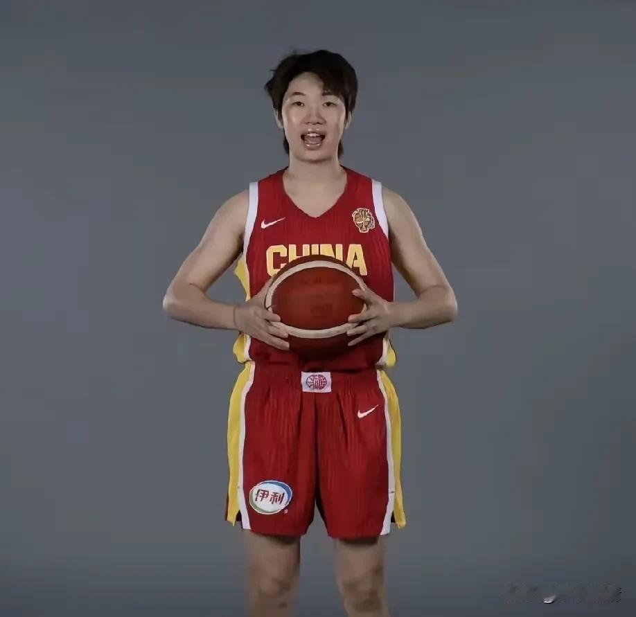 李月汝不能去世界杯这事的争议还在继续发酵，女篮又传出备受热议的决定，宫鲁鸣启用场