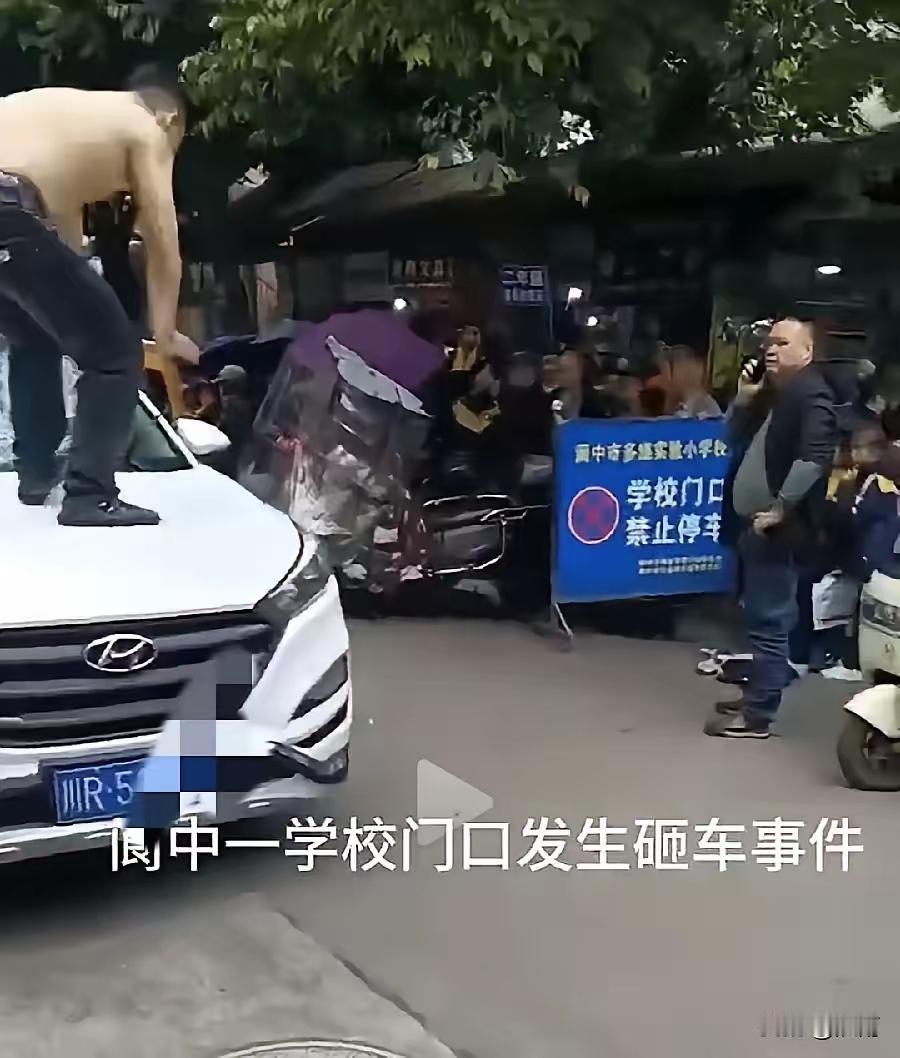 四川阆中。一段拥堵路段，车主没有着急按喇叭，随着车流慢慢挪。不急。后