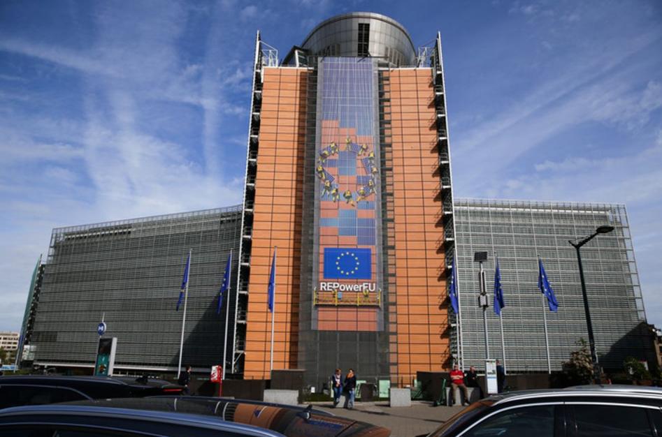 美欧正面硬刚！欧盟开1.2亿罚单怼马斯克，特朗普用关税反击12月5日，欧盟