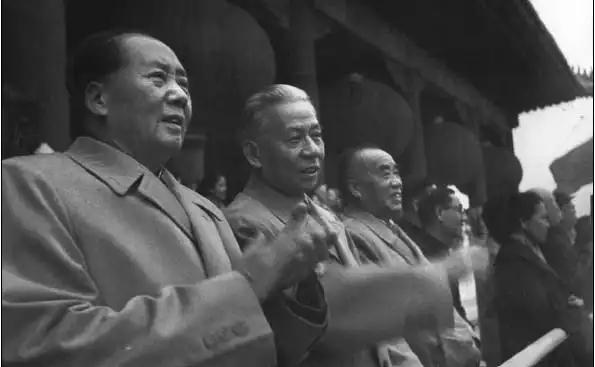 1949年，毛主席在北京街头意外碰到鸨母正在抓捕一个逃出来的女孩，毛主席出面阻止