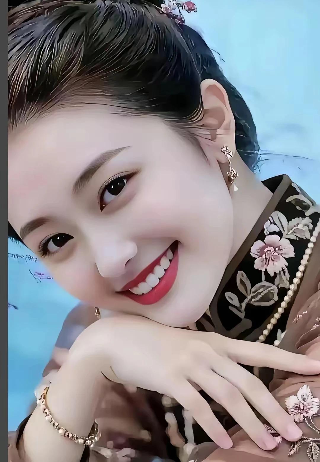 上联：貌美如花心上喜下联：眉清目秀面如春